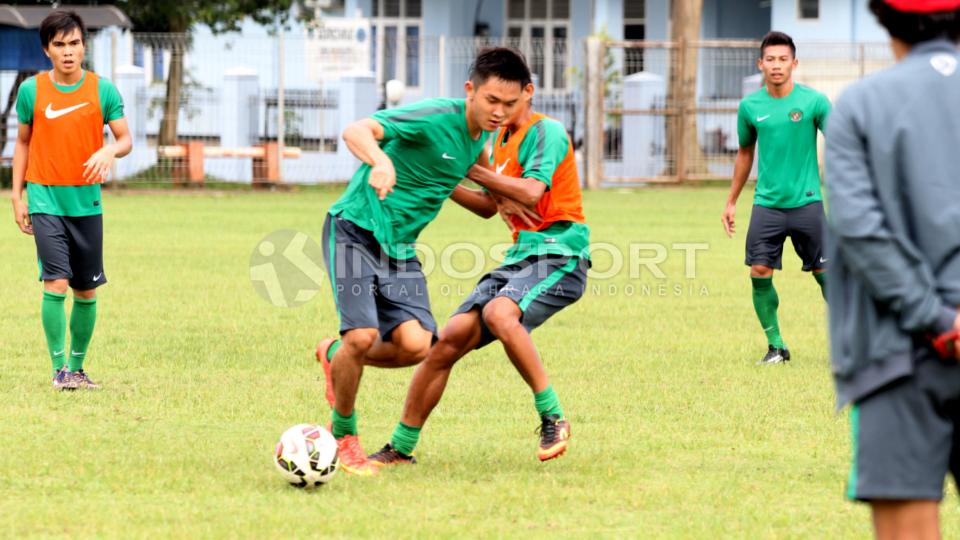 Striker Timnas U-22 Sutanto Tan (tengah).